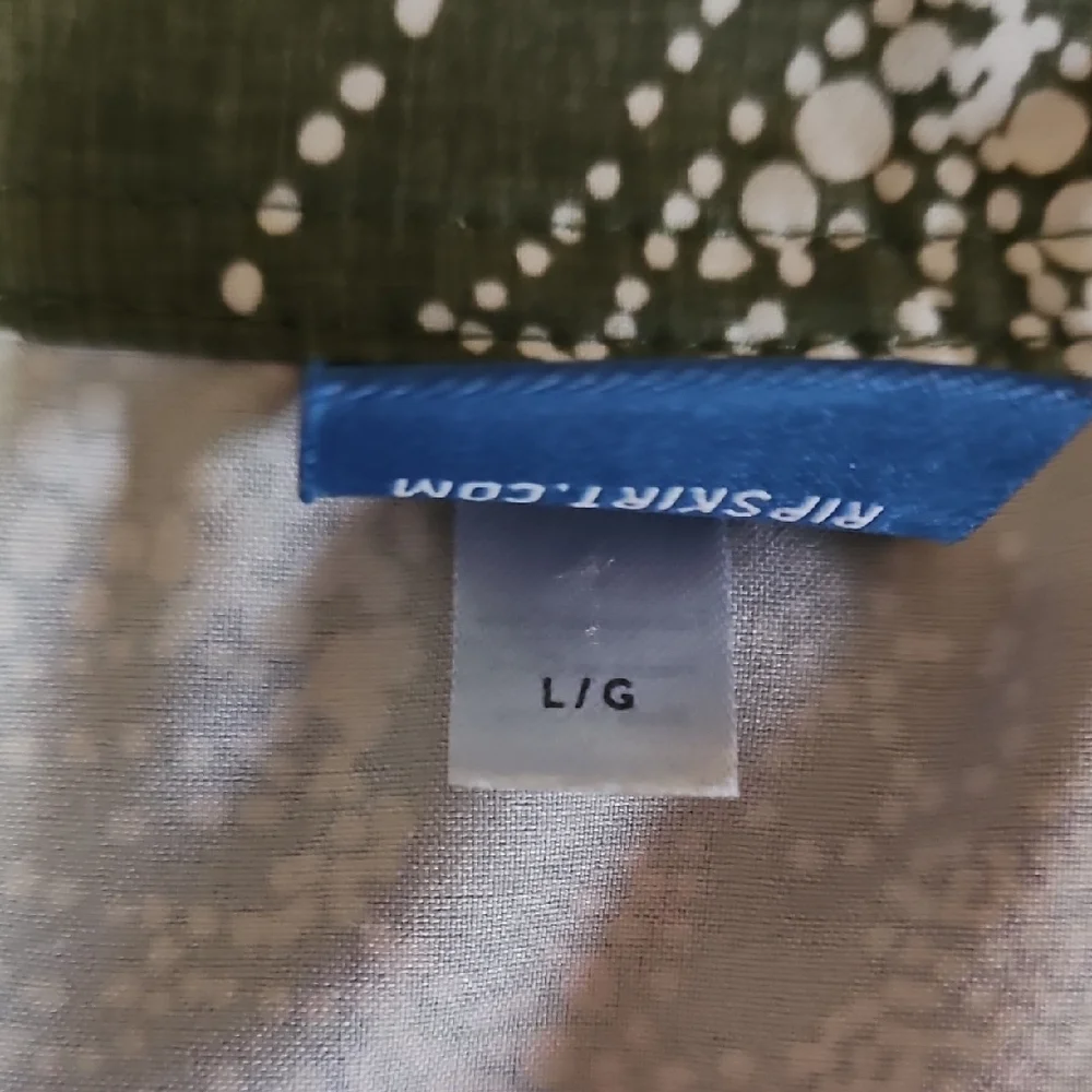 Ripskirt Hawaii Olive, Blue, White, Peach Pattern Size Large- Length 3 - Picture 7 of 11